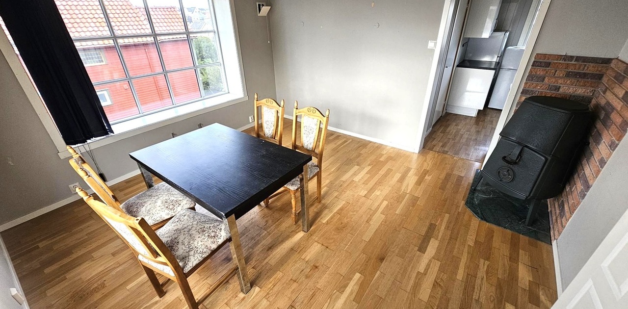 Romlslig stue med plass til sofagruppe og spisebord