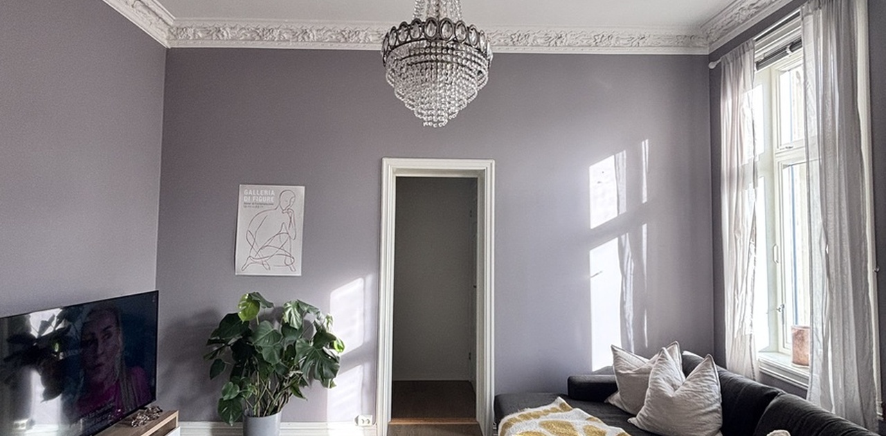 Innbydende stue med nydelig rosett i taket