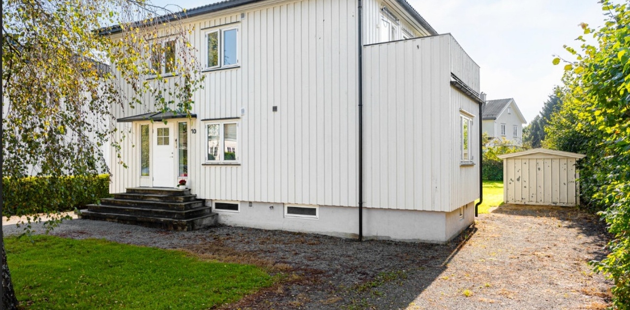Fasade forfra. Inngang hybel til høyre i bilde.