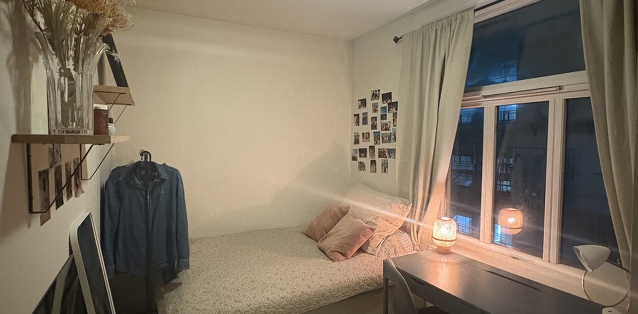 Romslig rom med 120-seng. God skapplass samt plass til å lese/studere.