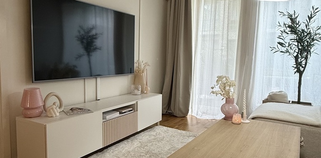 Lys og fin stue med stor TV