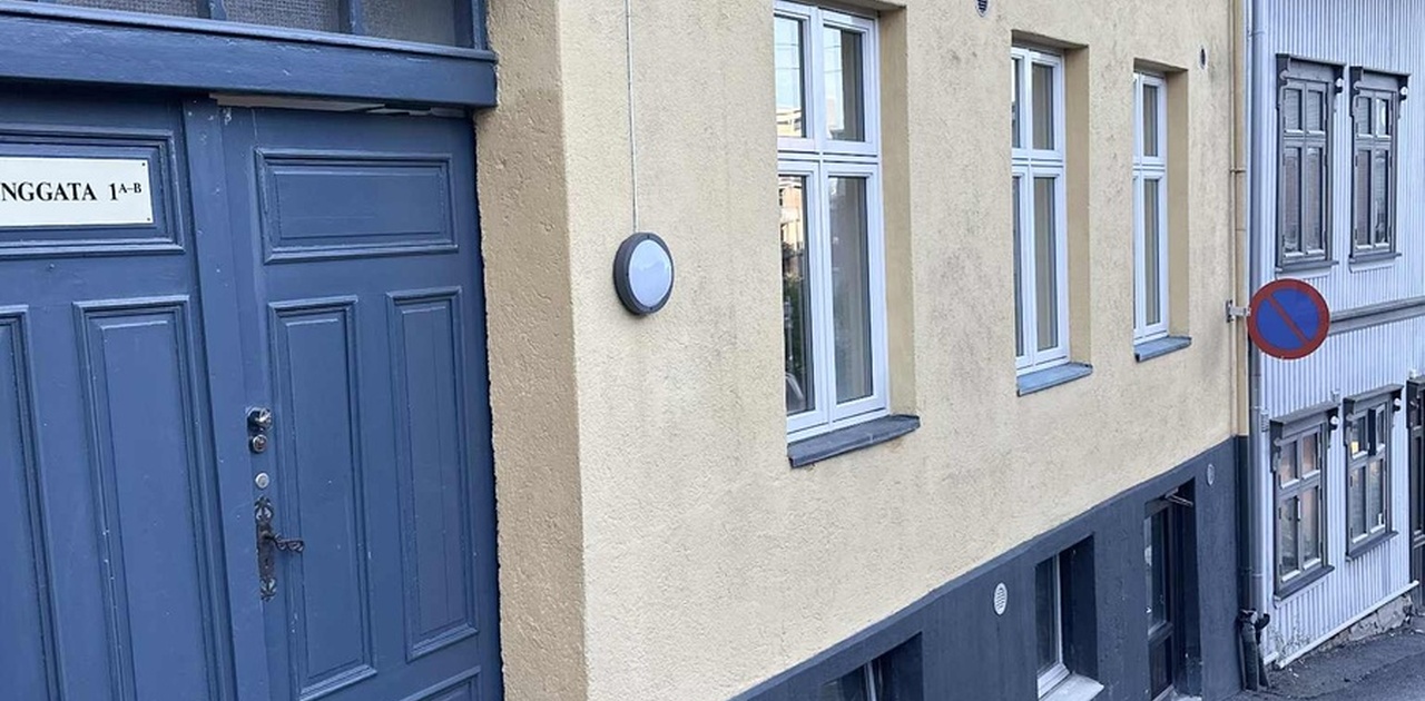 Inngangsdør til sameiet. Leiligheten til høyre.