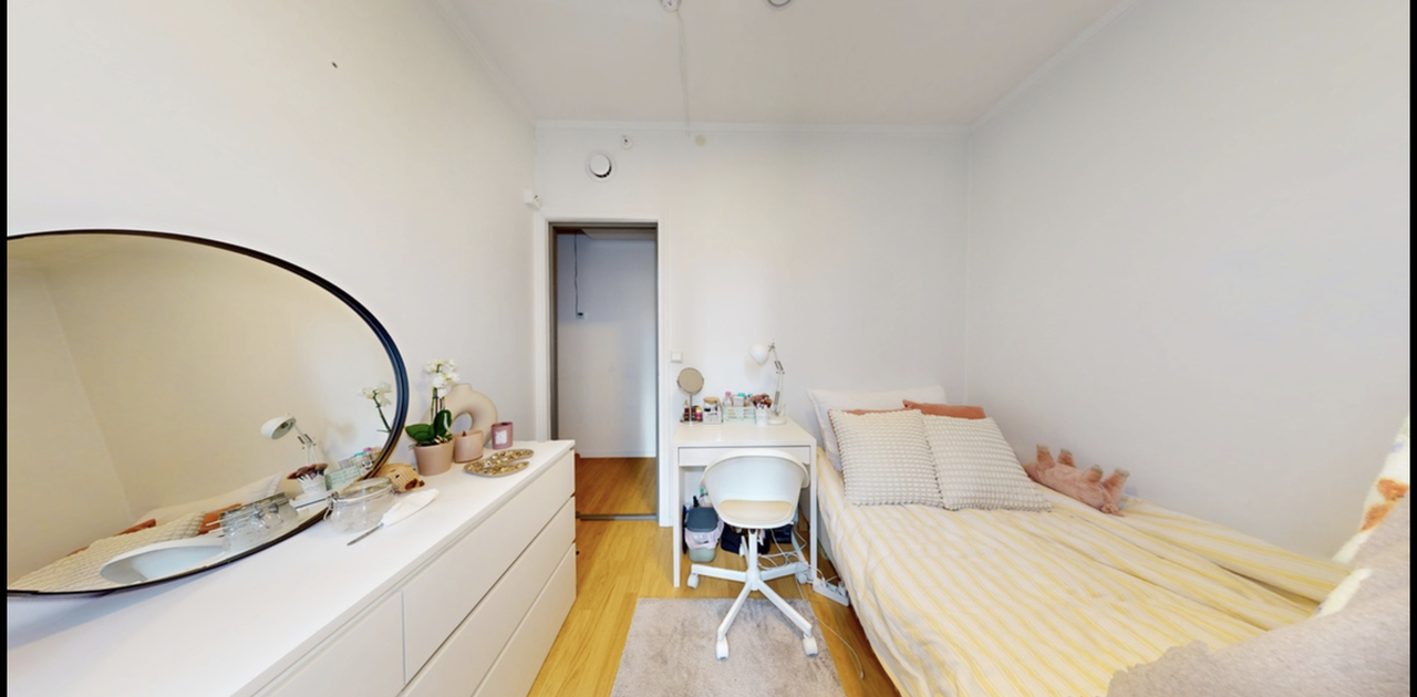 Soverommet (ikke innredet slik nå. Det er et høyt garderobeskap der kommoden står med en hylleseksjon fra ikea ved siden av. I stedet for bordet på bildet er det et nattbord ved siden av sengen).
