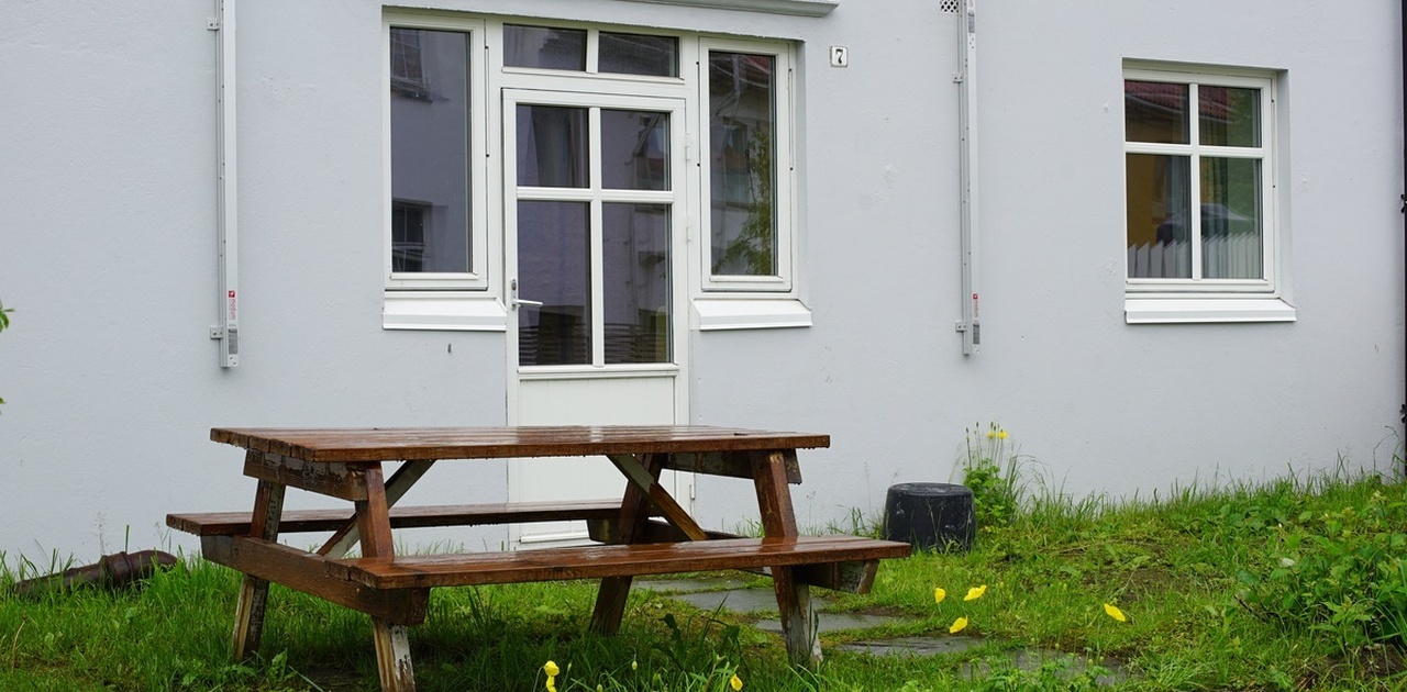 Egen inngang, med hage hvor man kan grille, plante urter m.m