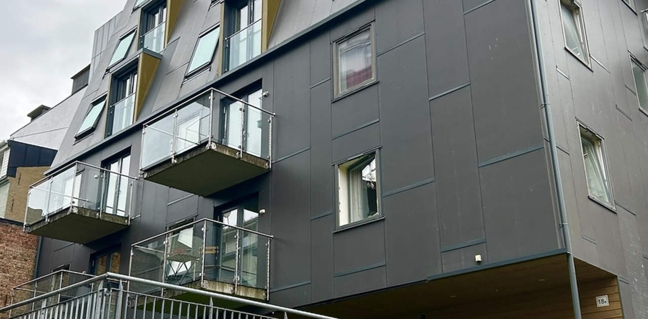 Moderne bygg fra 2012. Balkongen som hører til er øverst til venstre
