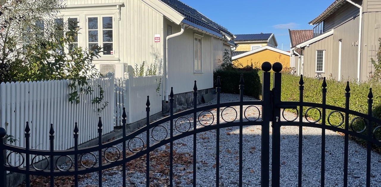 Rolig beliggenhet og egen innkjørsel.