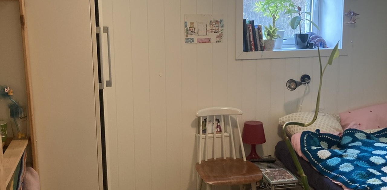 soverommet med skap, pult og stol. Kommode følger også med