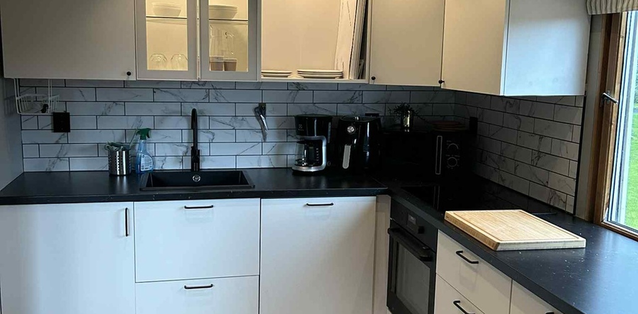 Kjøkken med kjøleskap/fryser, oppvaskmaskin, kaffetrakter, airfryer, micro. Det er dør på det skapet med lys i.