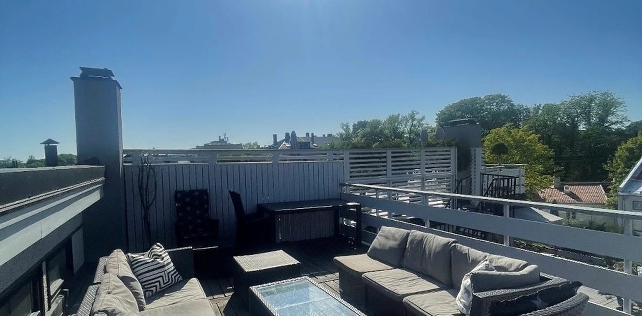 Privat takterasse med god sitteplass og spisemøbler😊