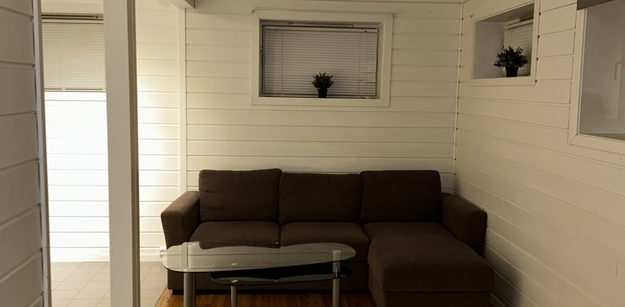 Stue som følger med sofa og bord