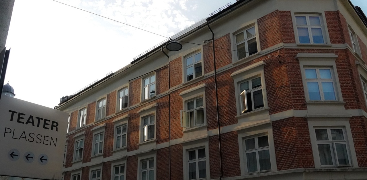 Leiligheten ligger skjermet til med terrasse ut mot Rubina Ranas gate