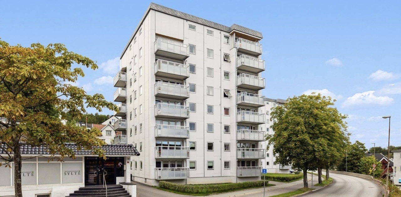Her bor du sentralt med kort avstand til alt du trenger i hverdagen - butikker, kafeer, kollektivtransport og rekreasjonsområder bare et steinkast unna.