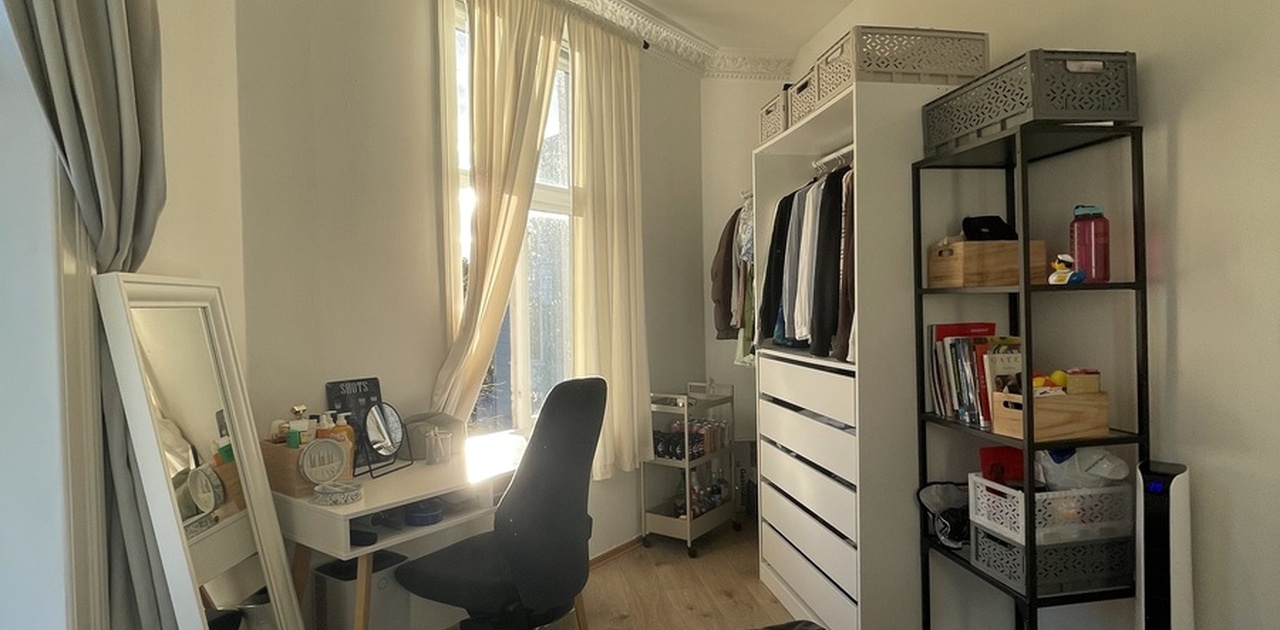 Pulten, stolen og hyllen følger med.