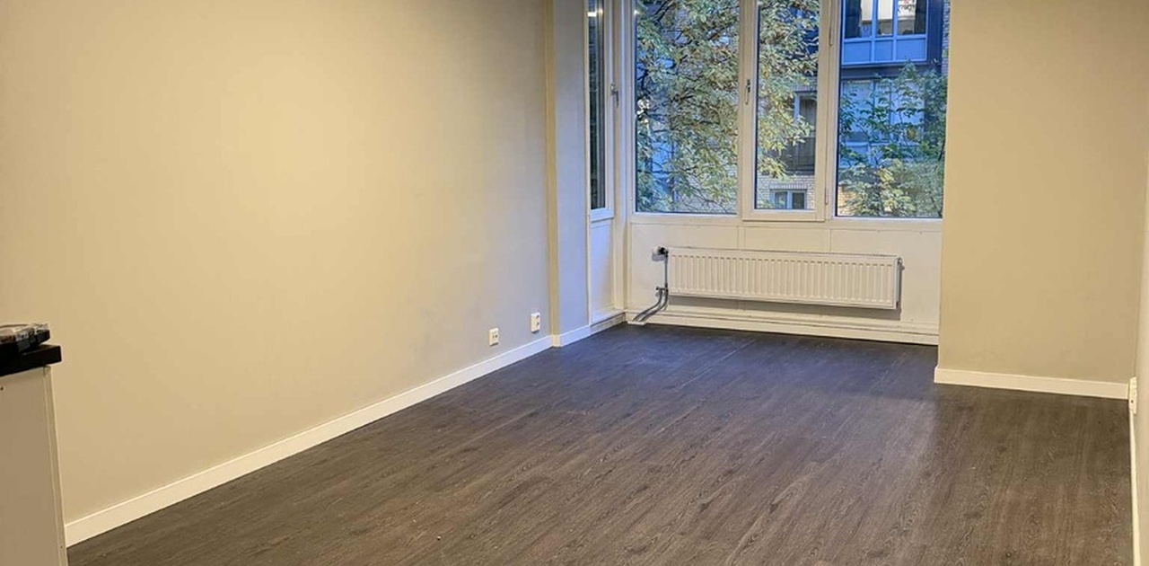 Lyst og romslig, med god plass til seng/sovesofa og sittegruppe