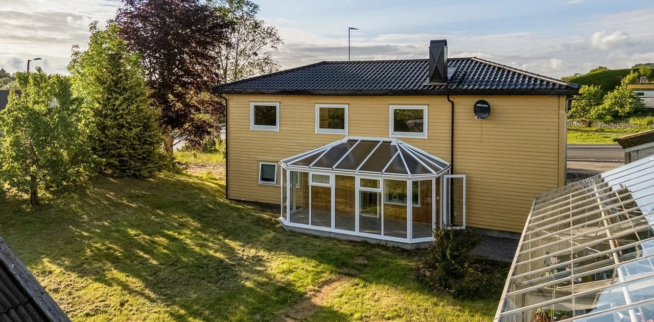 Leiligheten befinner seg i 2. etg med utsikt til solrik hage man kan disponere