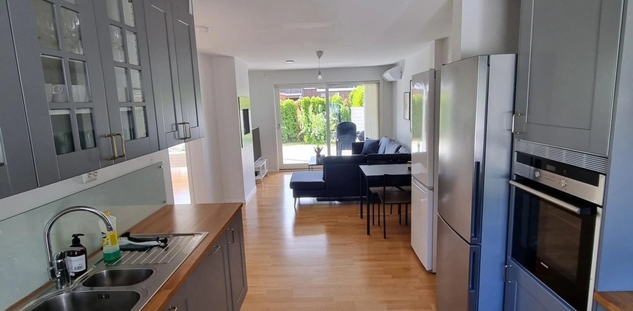 Åpen og lys planløsning med kjøkken og stue i samme etasje