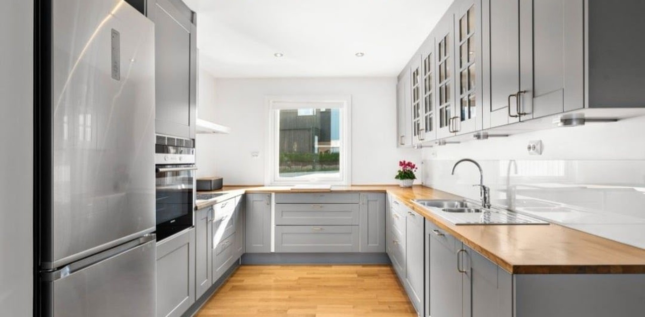 Moderne og fullt utstyrt felleskjøkken med god benkeplass