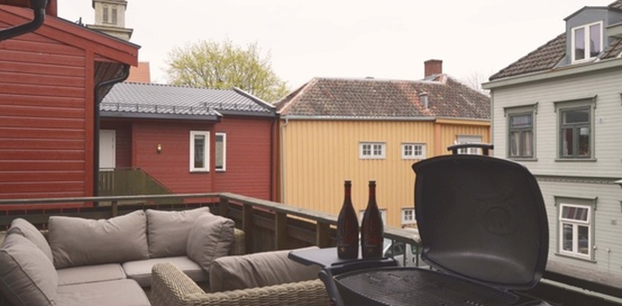 veranda med grill og utesmøbler