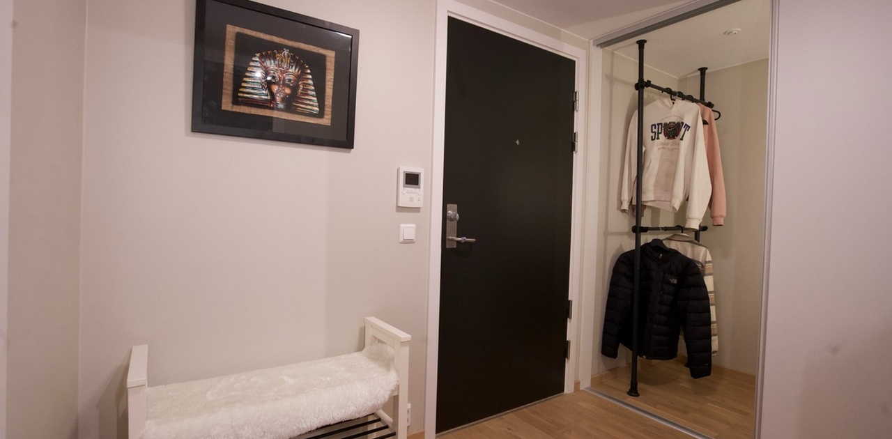 Romslig skyvedørsgarderobe med god dybde, som gir utmerket oppbevaringsplass for yttertøy og sko.
