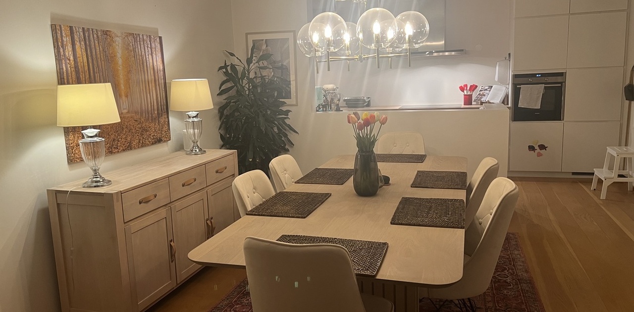 Stor spisestue med nydelig lysekrone