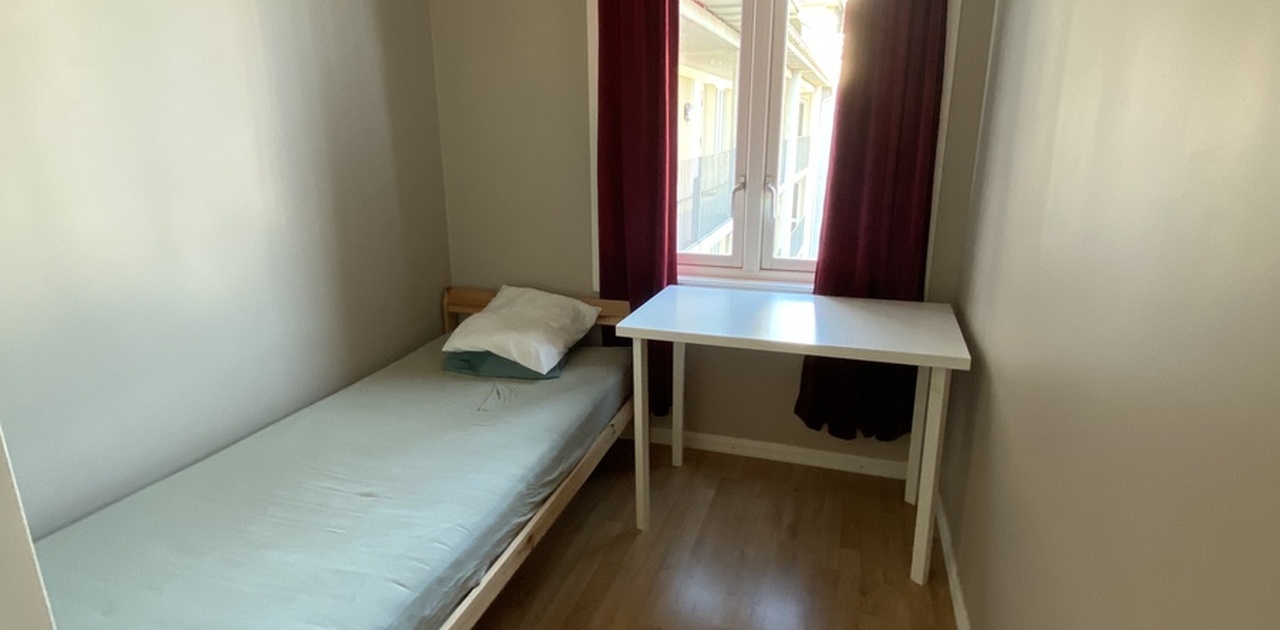 Soverommet, seng, pult og skapplass følger med