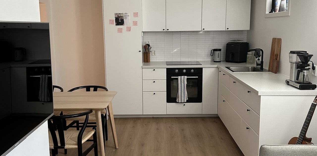 Stort og romslig kjøkken med god plass for oppbevaring