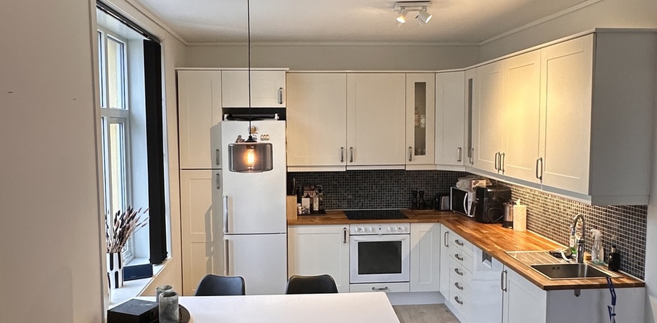 Kjøkken med spisebord med plass til 6