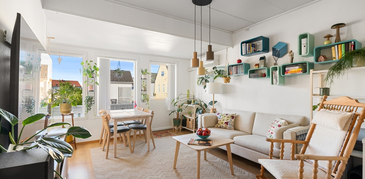 Koselig stue med store vindusflater