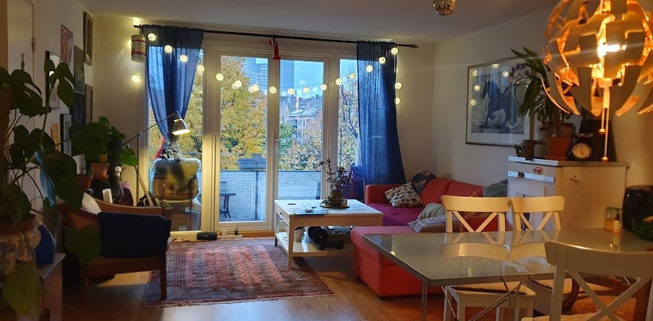 Livingroom & balcony