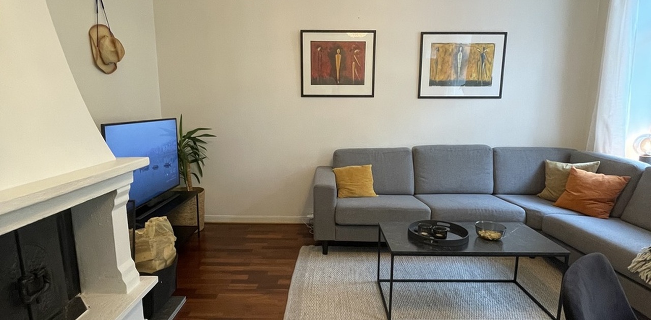 Stue med koselig peis (Living room with cozy fireplace)