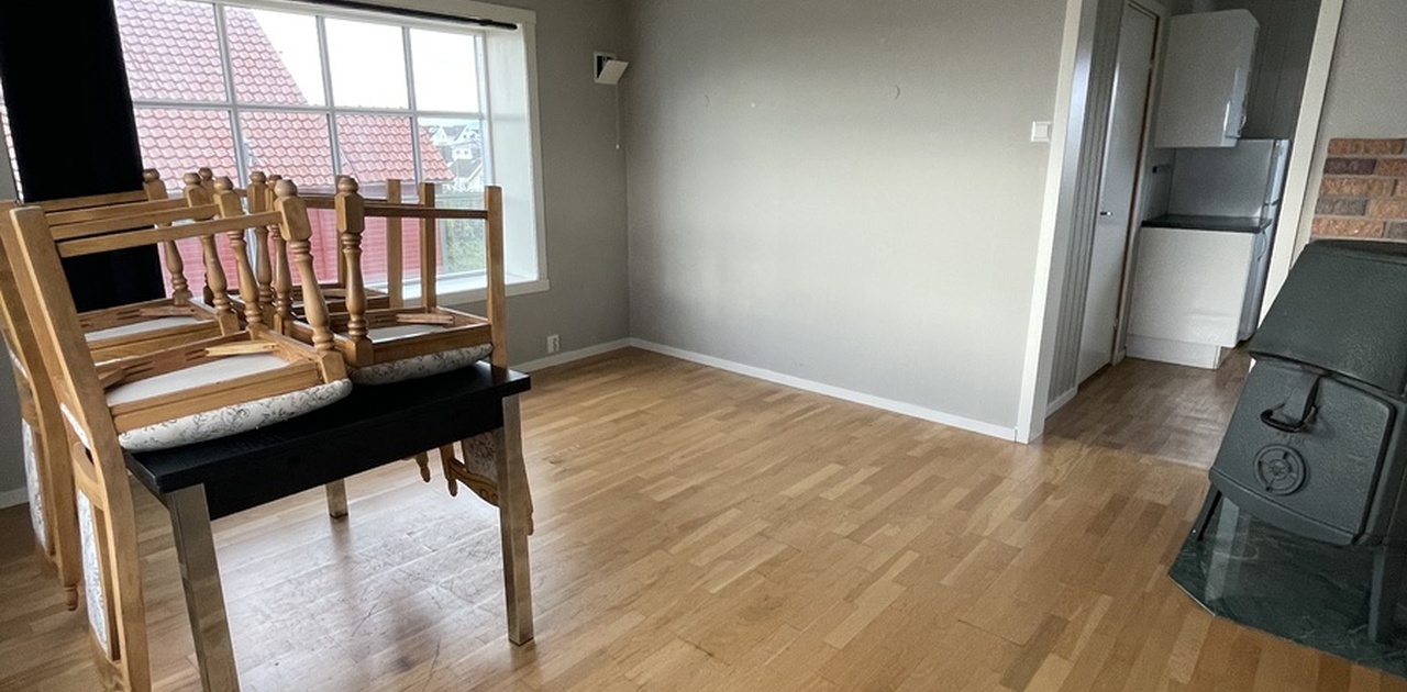 Romlslig stue med plass til sofagruppe og spisebord