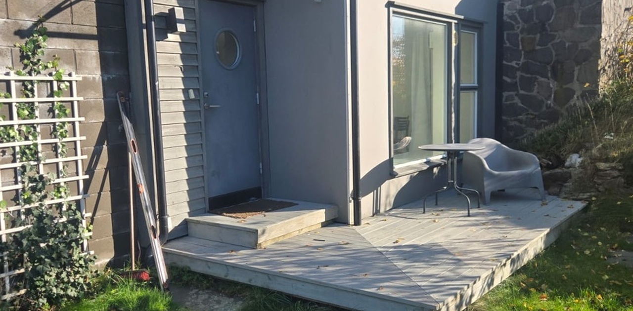 Inngangsparti med terrasse