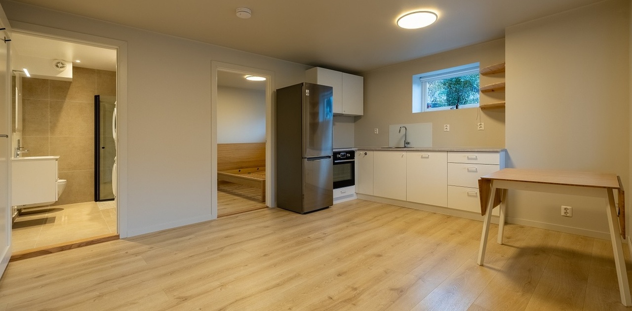 Leiligheten har åpen kjøkken/stueløsning.