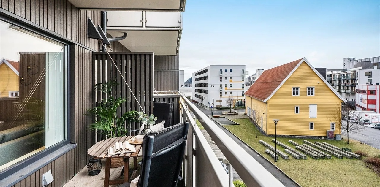 Vestvendt balkong på ca. 6 kvm med gode solforhold.