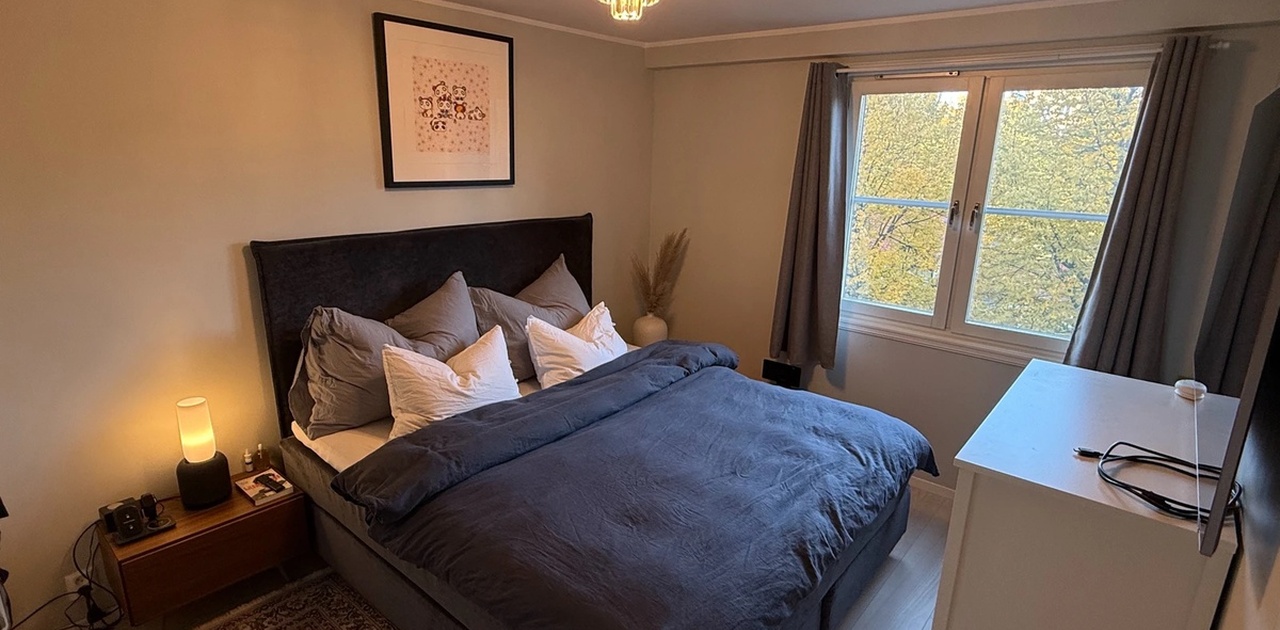 Soverommet er romslig med god plass til dobbeltseng, nattbord og garderobeløsning. Rommet har laminatgulv og den lyse grønntonen gir rommet en rolig og innbydende atmosfære.