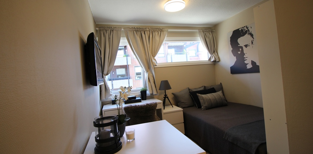 120cm seng samt skrivebord og nattbord