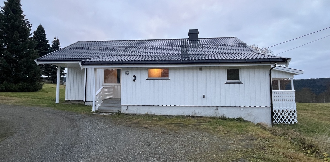 Innkjørsel til huset. Inngangen er rett fram.