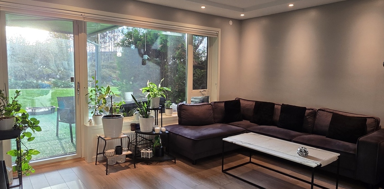 Stuen leder ut til leilighetens uteplass