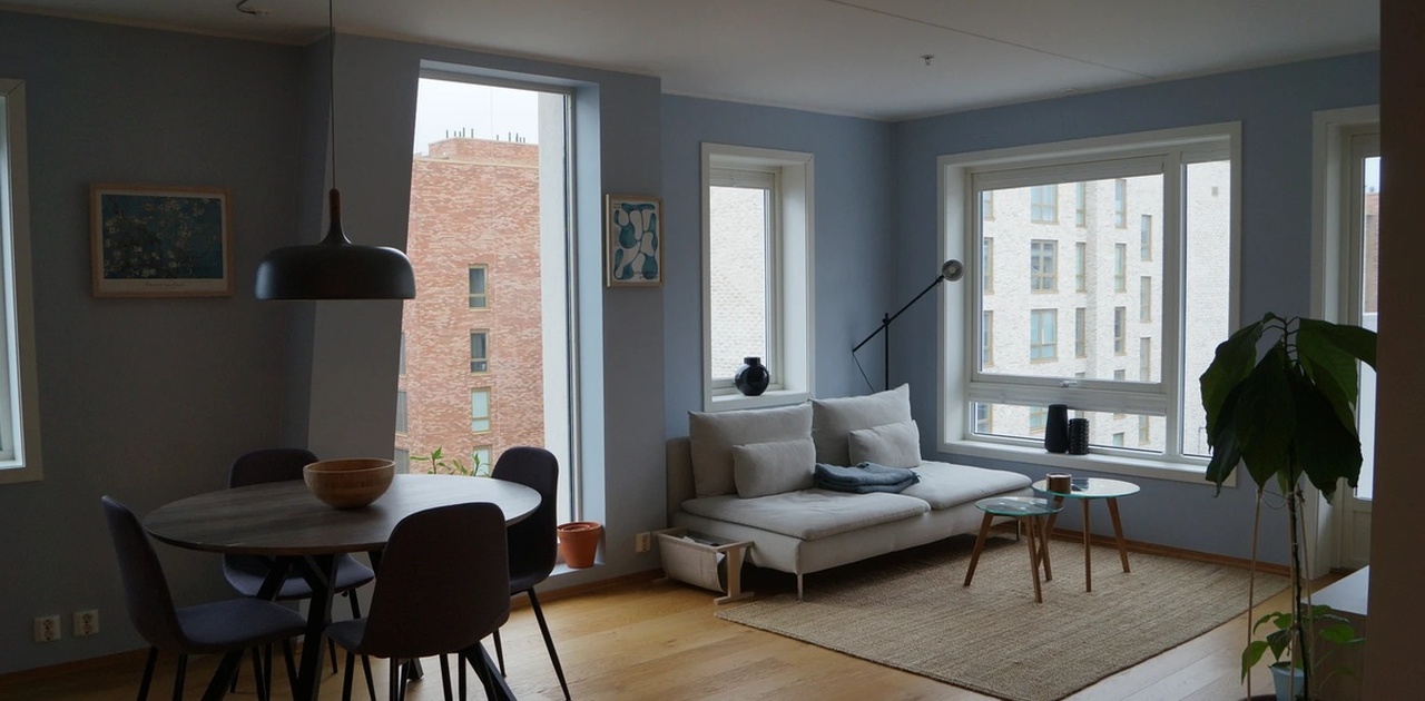 Stor og lys stue med gode solforhold