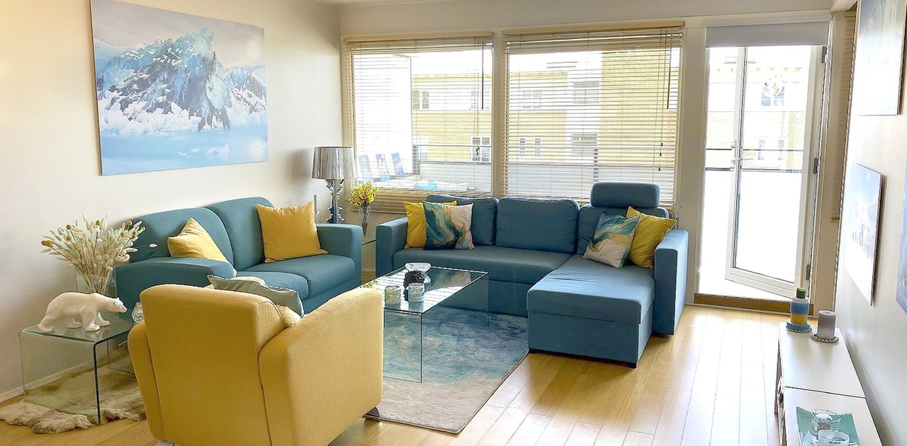 Stuen har en sovesofa for 2 personer (140 cm)