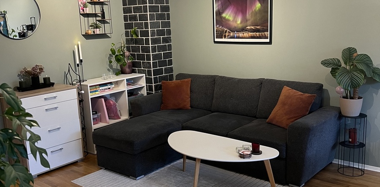 Stuen er hjertet av leiligheten, med sovesofa og stuebord, uttrekkbart spisebord med tilhørende stoler, samt TV.