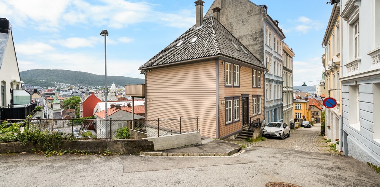Trapp leder mot Kong Oscars Gate , 3 min gange fra Bergen Storsenter /Busstasjonen