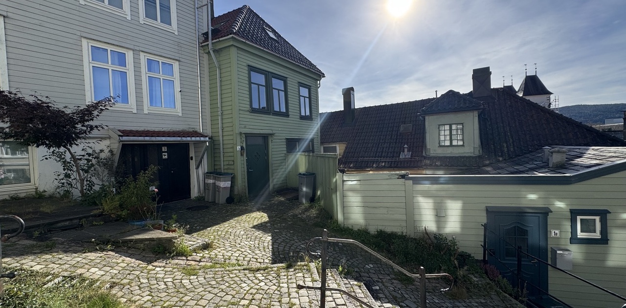 Fasade, det grønne huset i midten