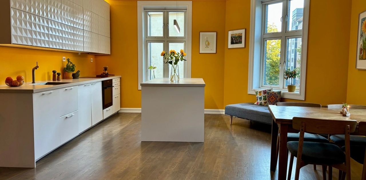 Attraktiv og klassisk hjørneleilighet med lys inn fra tre kanter.