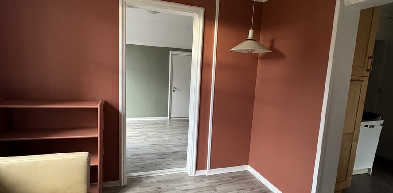 Stue, sikt mot soverom og kjøkken