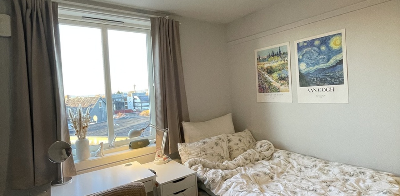 Sengen er 120x200 om ønsket kjøpt. Det er værtfall god plass til større seng.