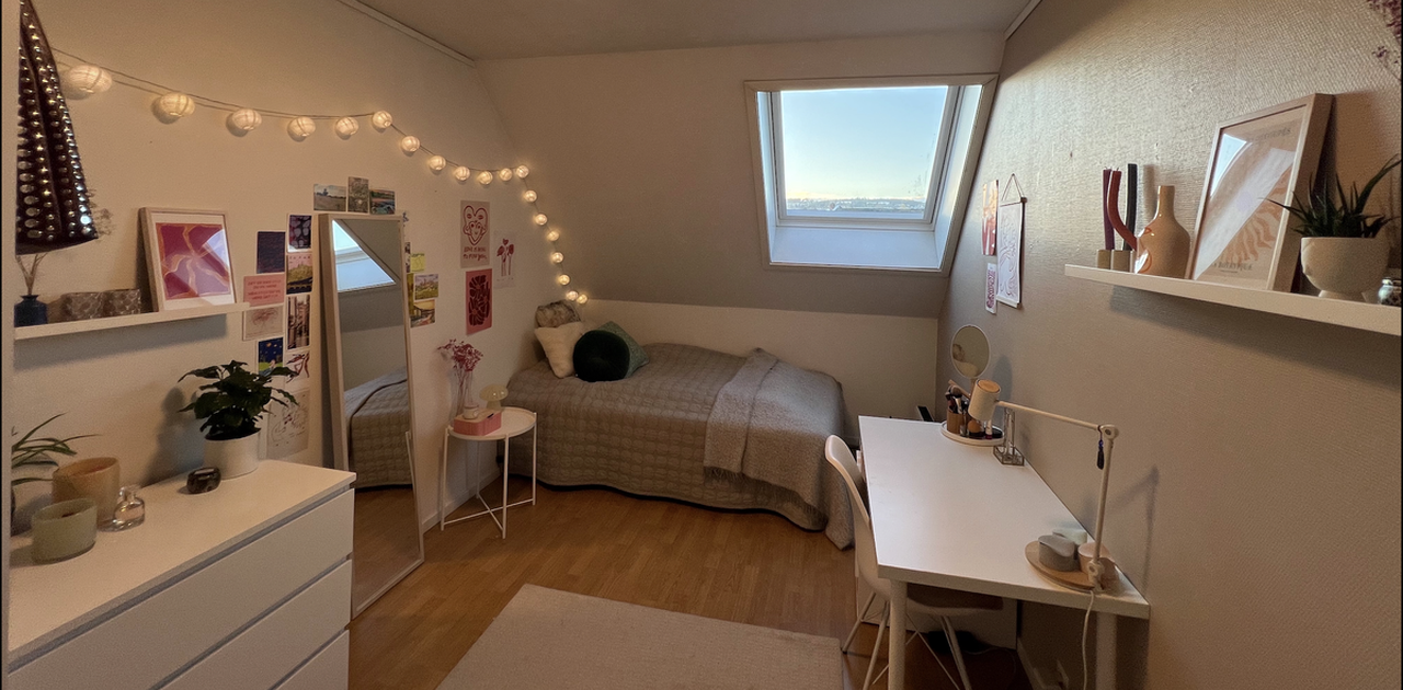 Rommet er på ca 13 kvm og skråtak innerst i rommet. Rommet leies ut møblert(inkludert: stol, pult, kommode, kleskap, seng(må ha egen overmadrass) og om ønskelig speil og varmeovn. Vinduet har plisegardin.