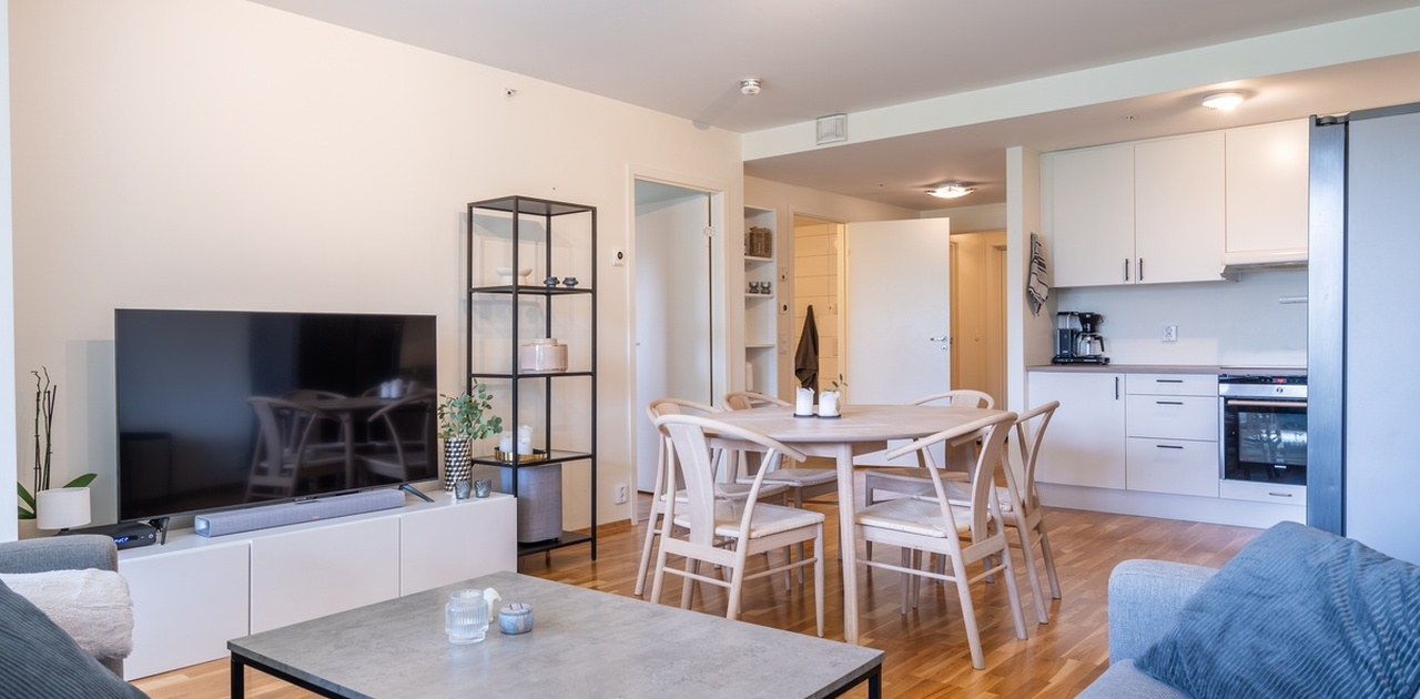 68 tommers tv, med lydplanke følger med.