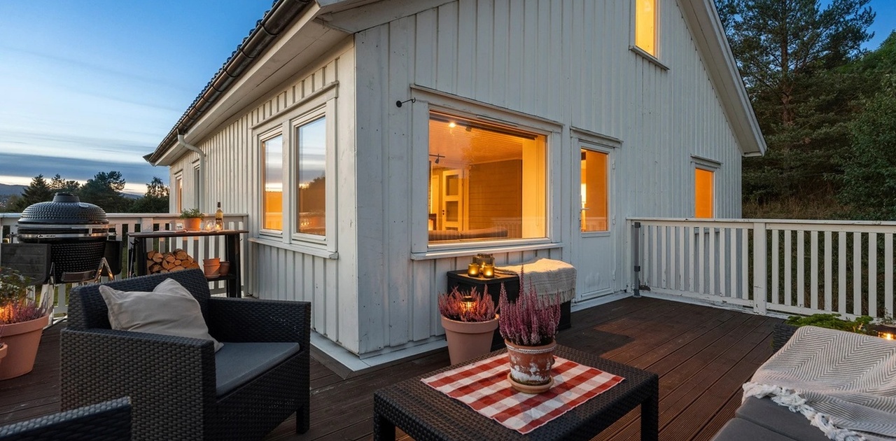 Romslig terrasse kveld. Møbler fra kjøpsannonse medfølger ikke.