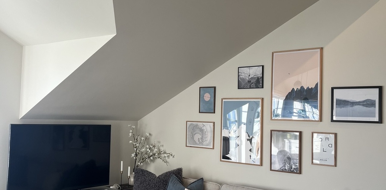 Stue med sofa og tv-krok.